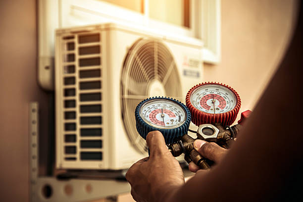 Professional Hvac technician working in Eastwood, LA